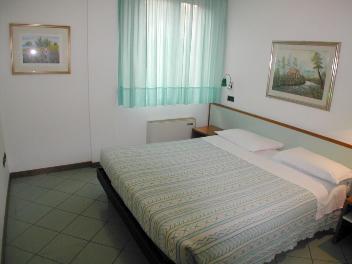 Residence Mediterraneo San Benedetto del Tronto Szoba fotó